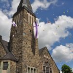 Das „Geburtstagskind“ beim Gemeindefest mit der ersten westfälischen Kirchenumarmung und Luftballonsteigen