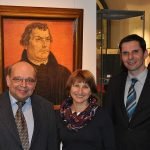 Eröffneten die Ausstellung: „100 Jahre Erlöserkirche – Evangelisches Leben im Südsauerland“: Der Vorsitzende es Presbyteriums, Wolfgang Dröpper, die Leiterin des Museums Monika Löcken und Bürgermeister Christian Pospischil (von links)
Foto: Karl-Hermann Ernst