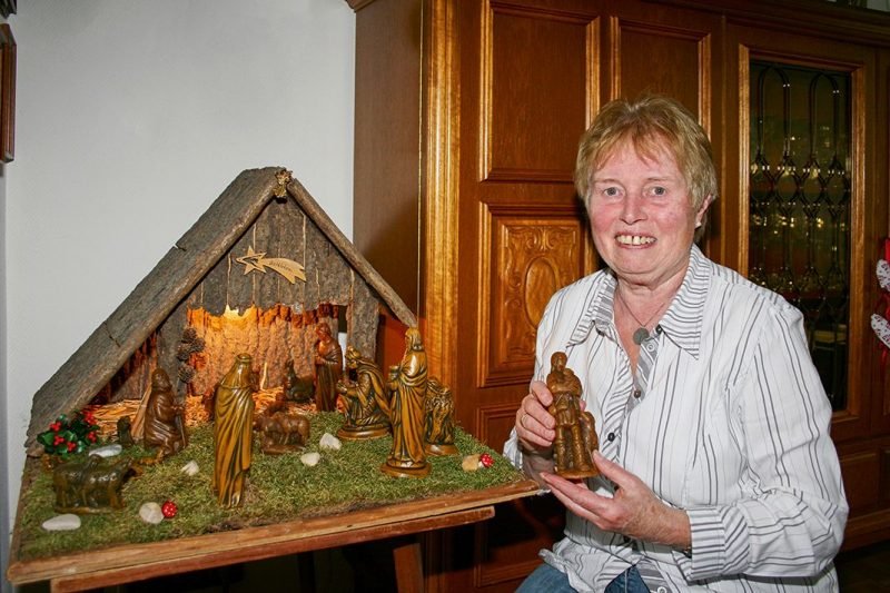 Toni Kamp mit ihren Krippenfiguren aus Wachs.