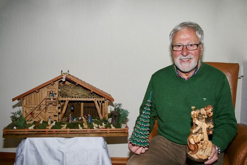 Hubert Bender und seine 100 Jahre alten Krippenfiguren.
