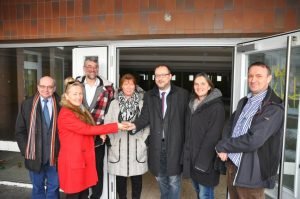 Im Beisein vom Vorsitzenden des Presbyteriums Wolfgang Dröpper, Baukirchmeister Michael Schebitz, Ute Jedamzig und Reiner Stupperich (Wohnungsgenossenschaft) (von links) überreichte Silvane Ruppelt Pfarrer Dr. Christof Grote (Mitte) den Schlüssel für das geplante Begegnungs- und Sozialzentrum Foto: Karl-Hermann Ernst