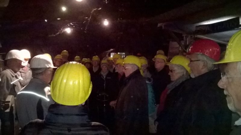 Aufmerksam lauschten die Attendorner den Ausführungen über den Abbau des Schiefers in der Grube Delle in Raumland