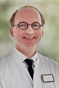 Chefarzt Dr. med. Manfred Kemmerling leitet das zertifizierte EndoProthetikZentrum an der HELIOS Klinik Attendorn. (Foto: Kathrin Menke)