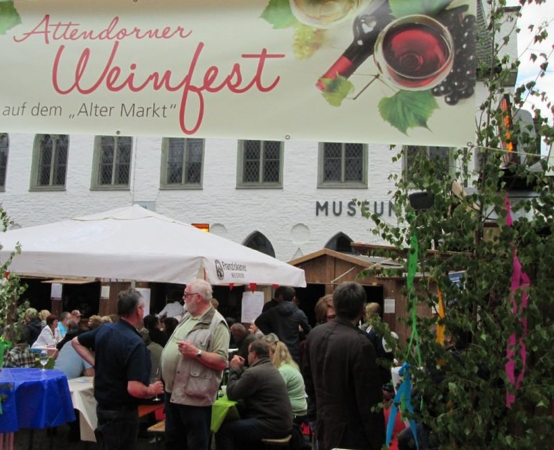 Bereits im letzten Jahr kamen zahlreiche Besucher zum Alten Markt, um in schöner Atmosphäre Wein oder Champagner zu verkosten und kulinarische Köstlichkeiten zu genießen.