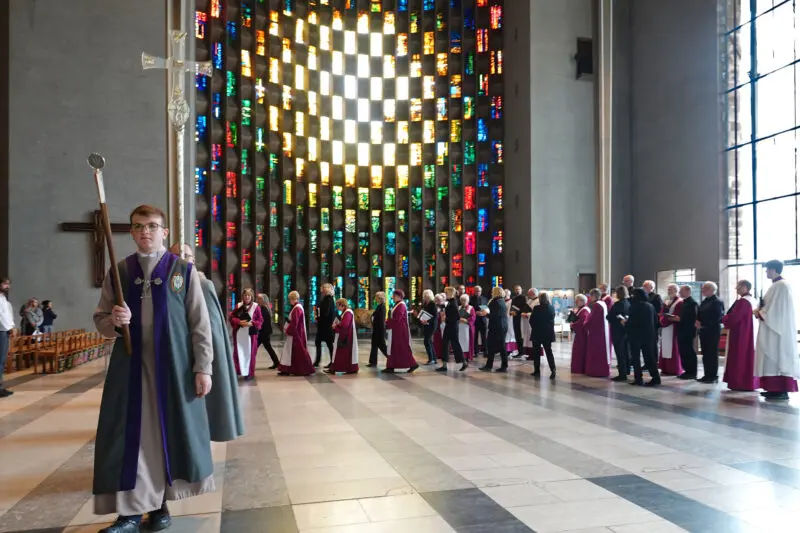 mw vokalensemble und cathedral chamber choir einzug