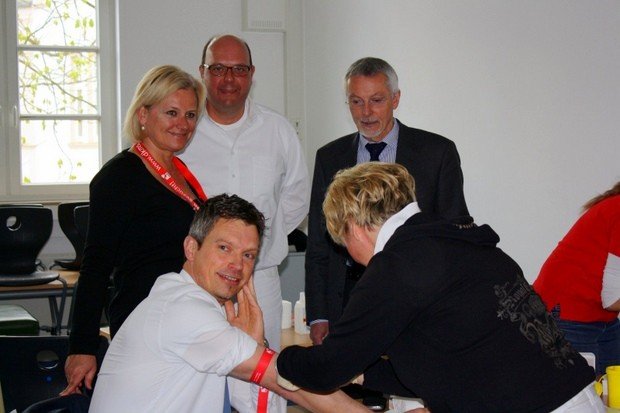 dkms rivius gymnasium Attendorn Bürgermeister Hilleke bei der Typisierung