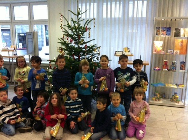 Die Kinder des Kindergartens Pusteblume präsentieren in der Niederlassung in Attendorn stolz ihr weihnachtliches Werk