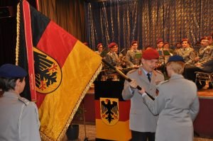 Als äußeres Zeichen der Kommandoübernahme erhielt Dr. Ernst aus den Händen von Brigadegeneral Werner Weisenburger die Fahne der Schule
