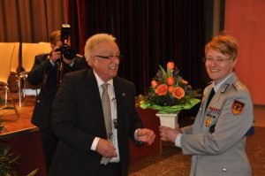 Auch der Bürgermeister der Stadt Ulmen, Wagner, hieß die neue Kommandeurin herzlich willkommen