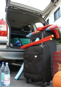 Auch auf die richtige Beladung des Fahrzeugs muss vor Fahrantritt geachtet werden: Schwere Gepäckstücke sollten unter, leichtere Koffer und Taschen weiter oben verstaut werden. Foto: LVW NRW