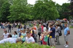 Über 1 000 Kinder und Eltern nahmen am ersten gemeinsamen Schulfest der Sonnenschule am Schulstandort Neu-Listernohl teil Foto: Karl-Hermann Ernst