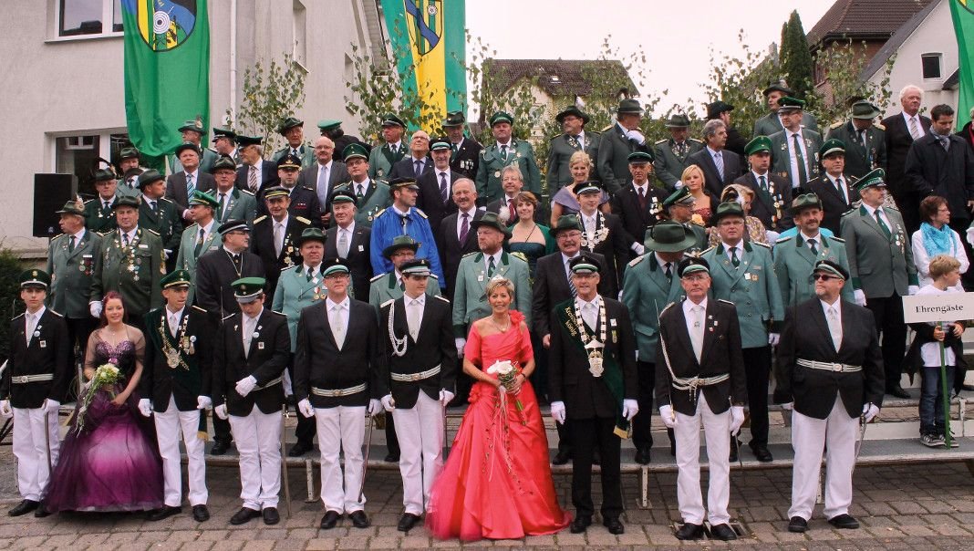 Die Ehrentribüne 2012 (beim Kreisschützenfest in Altenhundem): in der vorderen Reihe das Kreiskönigspaar Reinhard und Bernadette Baumhoff (mitte) sowie Kreisjungkönigspaar Robin Srenk und Jaqueline Grobbel (l.)