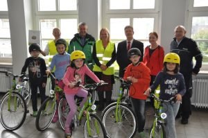 Wären am liebsten sofort losgefahren: die Drittklässler, die die neuen Fahrräder vorstellten. Im Hintergrund (von links) Schulleiterin Anke Olberts, Michael Wulf, Katharina Neumann, Andreas Moll, Siegrid Südermann und PHK Bernd Neumann Foto: Karl-Hermann Ernst