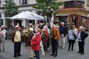 Aufmerksam lauschten die Attendorner Seniorinnen und Senioren den Ausführungen des Stadtführers in Koblenz. Foto: Karl-Hermann Ernst