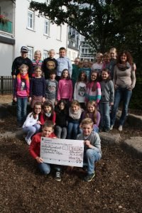 Neben zahlreichen Futterspenden überreichte die Klasse 4 a der Sonnenschule dem Tierheim Olpe zur Unterstützung der Arbeit einen Scheck über 760 Euro
