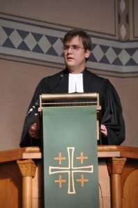 Pfarrer im Probedienst Oliver Bretschneider hielt seine erste Predigt in Attendorn zum Erntedanktag Foto: Karl-Hermann Ernst