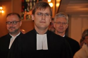 Die evangelische Kirchengemeinde Attendorn begrüßte am Erntedanktag ihren neuen Pfarrer im Probedienst Oliver Bretschneider (hier zusammen mit seinen Amtsbrüdern den Pfarrern Dr. Christof Grote (links) und Andreas Schliebener) Foto: Karl-Hermann Ernst