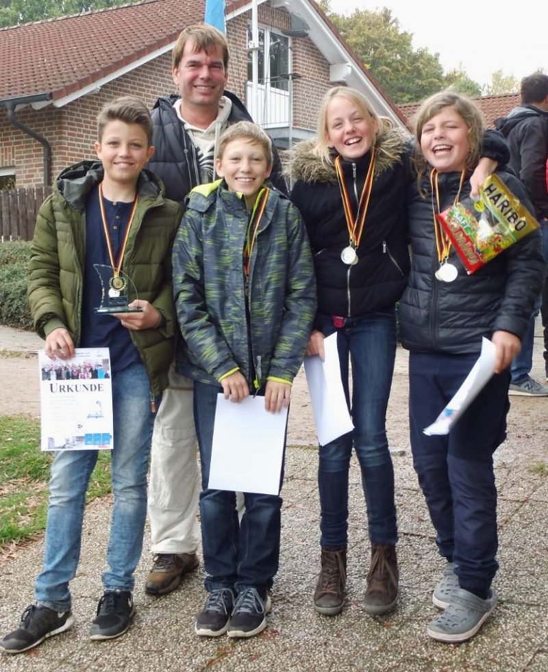 PM-YCL-Fettmarktregatta.jpg zeigt die sauerländer Regattagruppe mit ihrem Trainier. V.l.n.r.: Leonard Melsheimer, Olaf Reckers (Trainer), Finn Bickert, Isabel Mathea, Carolin Schröder