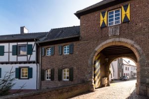 Torbogen in Bedburg-Alt-Kaster im Rhein-Erft-Kreis