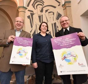 Die Aktion „Flagge zeigen – für Fremdenfreundlichkeit und Vielfalt“ wird gemeinsam vom Erzbistum Paderborn und dem Diözesankomitee für das Erzbistum getragen. V.l.n.r.: Ansgar Kaufmann, Annika Manegold, Domkapitular Dr. Thomas Witt.pdpPaderborn.