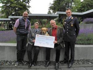 Bei der Übergabe des Spendenschecks (v.l.): Regierungsamtsrat Ralf Miltenberger, Oberveterinär Dr. Christiane Ernst, Diensthund “KIRA“, Hauptmann a. D. Uwe Sander, Hauptfeldwebel Marco Müll Foto: SDstHundeBw