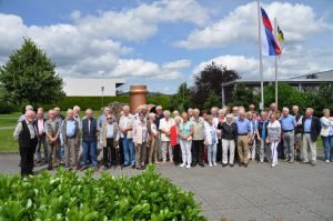 Rund 80 Seniorinnen und Senioren der CDU-Senioren-Union Attendorns besuchten das Werk der Firma Viega in Ennest Foto: Karl-Hermann Ernst