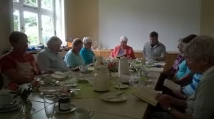 Gemeinsam mit den Frauen sangen Irmgard Kahle, Renate Richard und Pfarrer Bretschneider (in der Mitte von links) Foto: Karl-Hermann Ernst