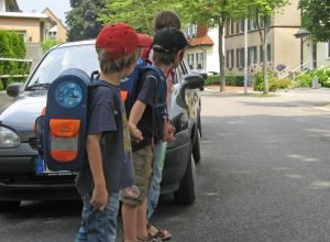 In den Tagen vor der Einschulung sollten die Erziehungsberechtigten mit ihren Kindern den Schulweg üben, rät die Kreisverkehrswacht Olpe. Foto: LVW NRW
