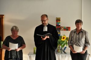 Gemeinsam mit den Ehrenamtsbeauftragten Margret Krüger (links) und Dr. Linda Neumann hielt Pfarrer Dr. Christof Grote seine Predigt zum Thema „Ehrenamt“. Foto: Karl-Hermann Ernst