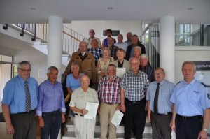 Gemeinsam mit dem stellvertretenden Vorsitzenden Richard Sondermann, dem Geschäftsführer Michael Wulf, dem Schirmherrn Landrat Frank Beckehoff und PHK Georg Feldmann(unten außen von links) stellten sich die soeben für ihr vorbildliches verhalten im Straßenverkehr Ausgezeichneten dem Fotografen Foto: Karl-Hermann Ernst