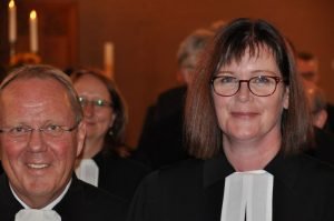 Der Superintendent des Kirchenkreises Lüdenscheid-Plettenberg Klaus Majoress führte Pfarrerin Christiane Berthold in die fünfte kreiskirchliche Pfarrstelle ein. Foto: Karl-Hermann Ernst