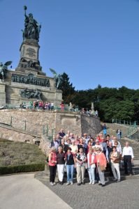 Die 46 Seniorinnen und Senioren der CDU-Senioren-Union besichtigten auch das UNESCO Kulturerbe Niederwalddenkmal oberhalb von Rüdesheim am Rhein Foto: Karl-Hermann Ernst