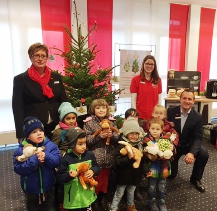 wwba_kirchhundem_mitkindergarten attendorner geschichten - weihnachtsbaum-wunschaktion