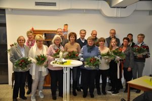 Mit Blumensträußen und kleinen Aufmerksamkeiten dankte Pfarrer Dr. Christof Grote den zahlreichen ehrenamtlichen Helferinnen und Helfern sowie den Bauleuten. Foto: Karl-Hermann Ernst