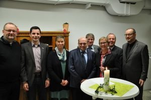 Gratulierten Ute Jedamzik, Wolfgang Dröpper (dritte und vierter von links) und Dr. Christof Grote (rechts) zum neuen Begegnungs- und Sozialzentrum: Dechant Andreas Neuser (kath. Kirchengemeinde Attendorn), Bürgermeister Christian Pospischil, Horst-Peter Jagusch, Iris Jänike und der Superintendent des Kirchenkreises Lüdenscheid-Plettenberg Klaus Majoress Foto: Karl-Hermann Ernst