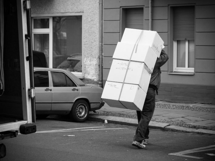 Möbelpacker bei der Arbeit Schluss mit Umzugsstress: So gelingt der Wohnungswechsel