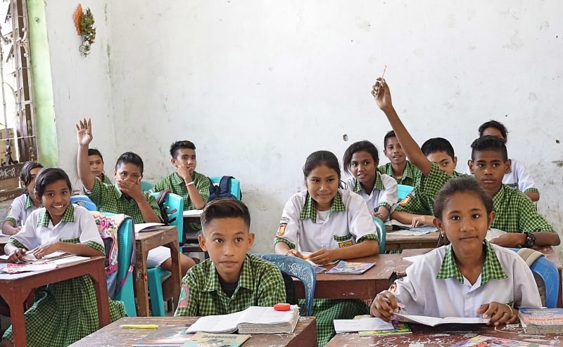 Realschulklasse auf Sumba - St.-Ursula-Realschule Attendorn Sumba Schulprojekt