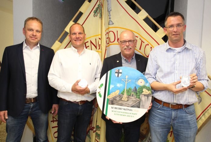 IMG_4028_n attendorner geschichten - plakette Vogelkönig schützengesellschaft