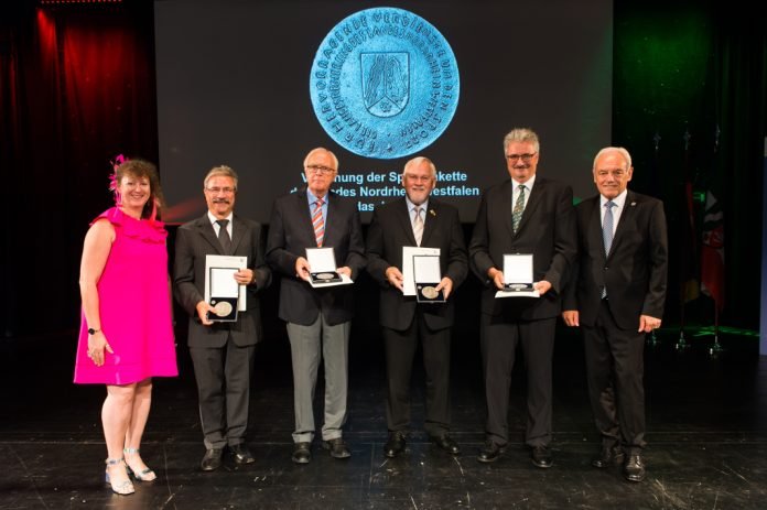Verleihung Sportplakette. Links NRW-Staatssekretärin Andrea Milz , 3.v.l. Wilfried Schauerte, rec hts LSB-Präside attendorner geschichten - sportplakette