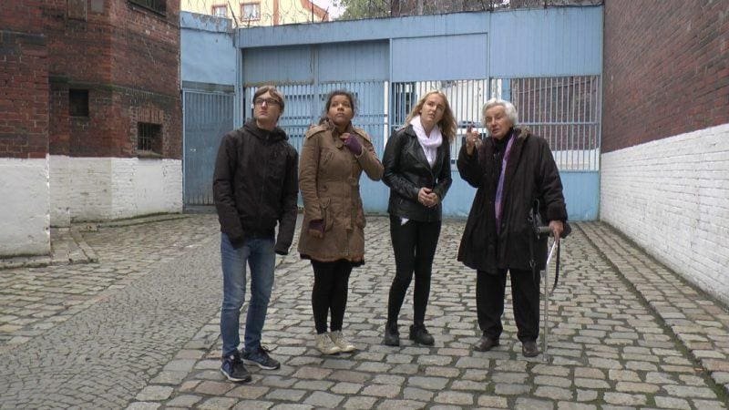 „Wir sind Juden aus Breslau“ 3 anita lasker wallfisch mit teilnehmern des workshops im gefaengnishof wroclaw