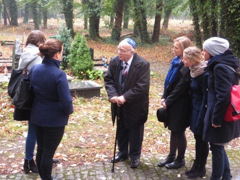 „Wir sind Juden aus Breslau“ 4 wolfgang nossen mit teilnehmern des workshops auf neuem juedischen friedhof