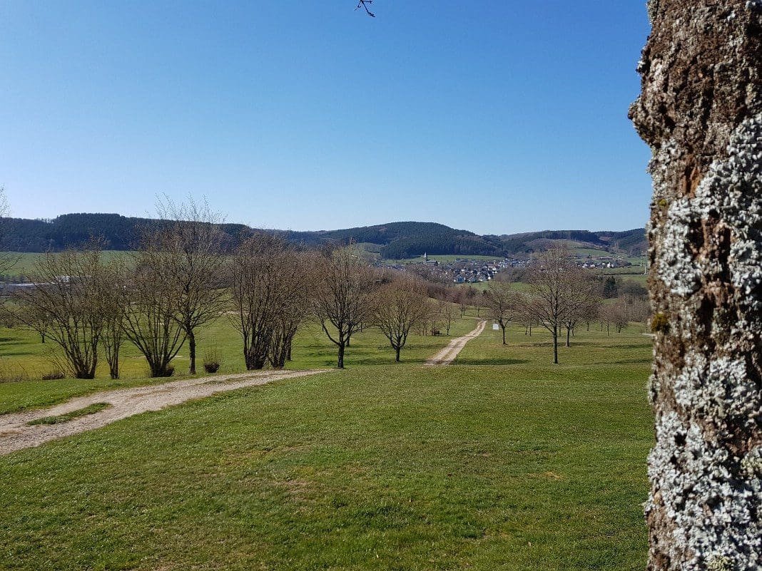 Heldener Arbeitsgruppe „RuHe-Pfad – Rund um Helden“ freut sich über LEADER-Förderzusage 5 ruhe pfad blick ueber den golfplatz richtung helden