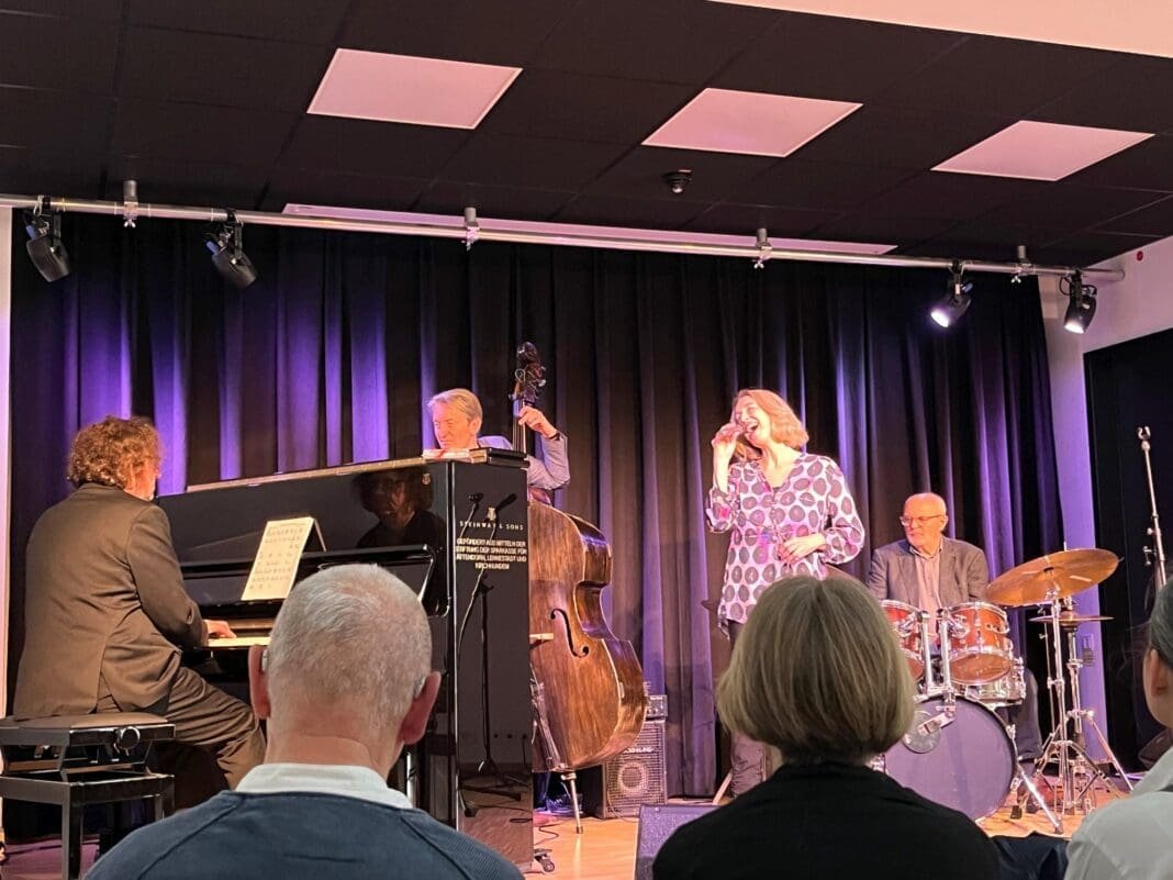 Frankfurt Jazz Trio im ausverkauften Saal des Bürgerhauses Alter Bahnhof 