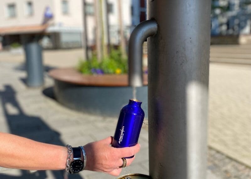 trinkflasche am trinkwasserbrunnen