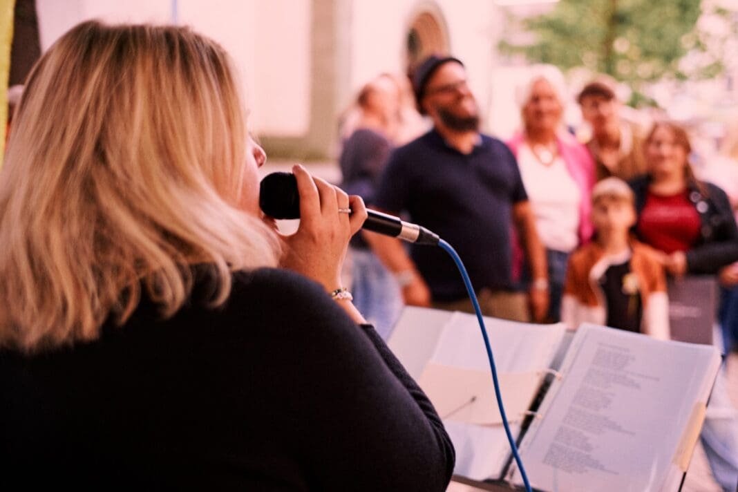 Stimmungsvolle Beleuchtung, Live-Musik und besondere Angebote laden zur 21. HanseNacht in die Attendorner Innenstadt ein (Foto: Monokultur-Studio)