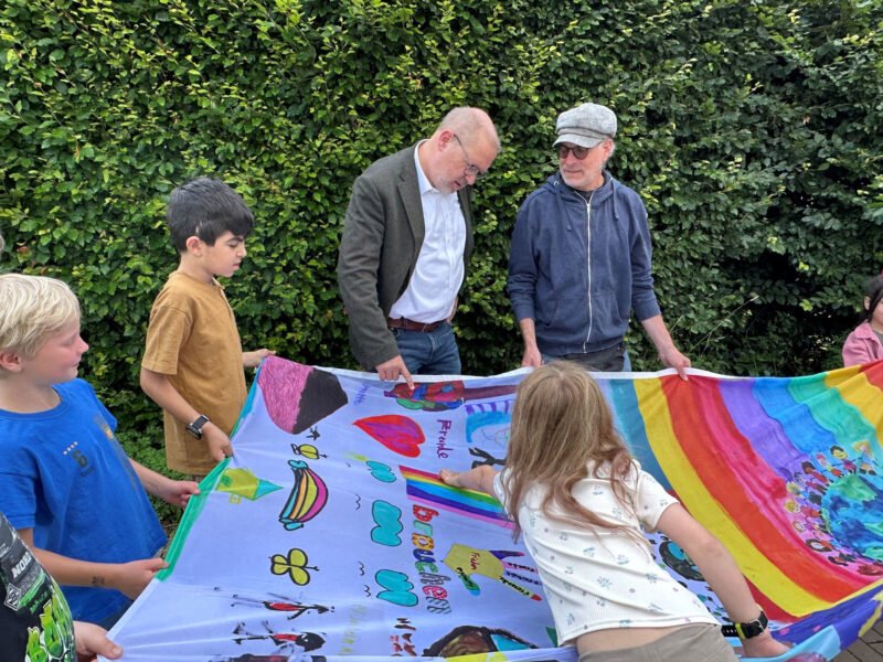 „Alle Kinder haben Rechte“ 6 fahne hissen 2 foto gemeinde finnentrop