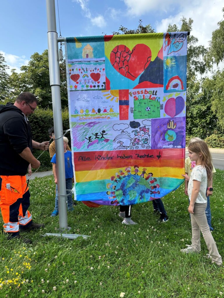 „Alle Kinder haben Rechte“ 7 fahne hissen 4 foto gemeinde finnentrop