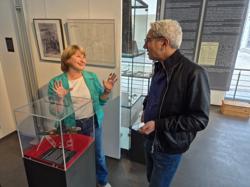 Ein wertvoller Besuch 6 simon kay monika locken
