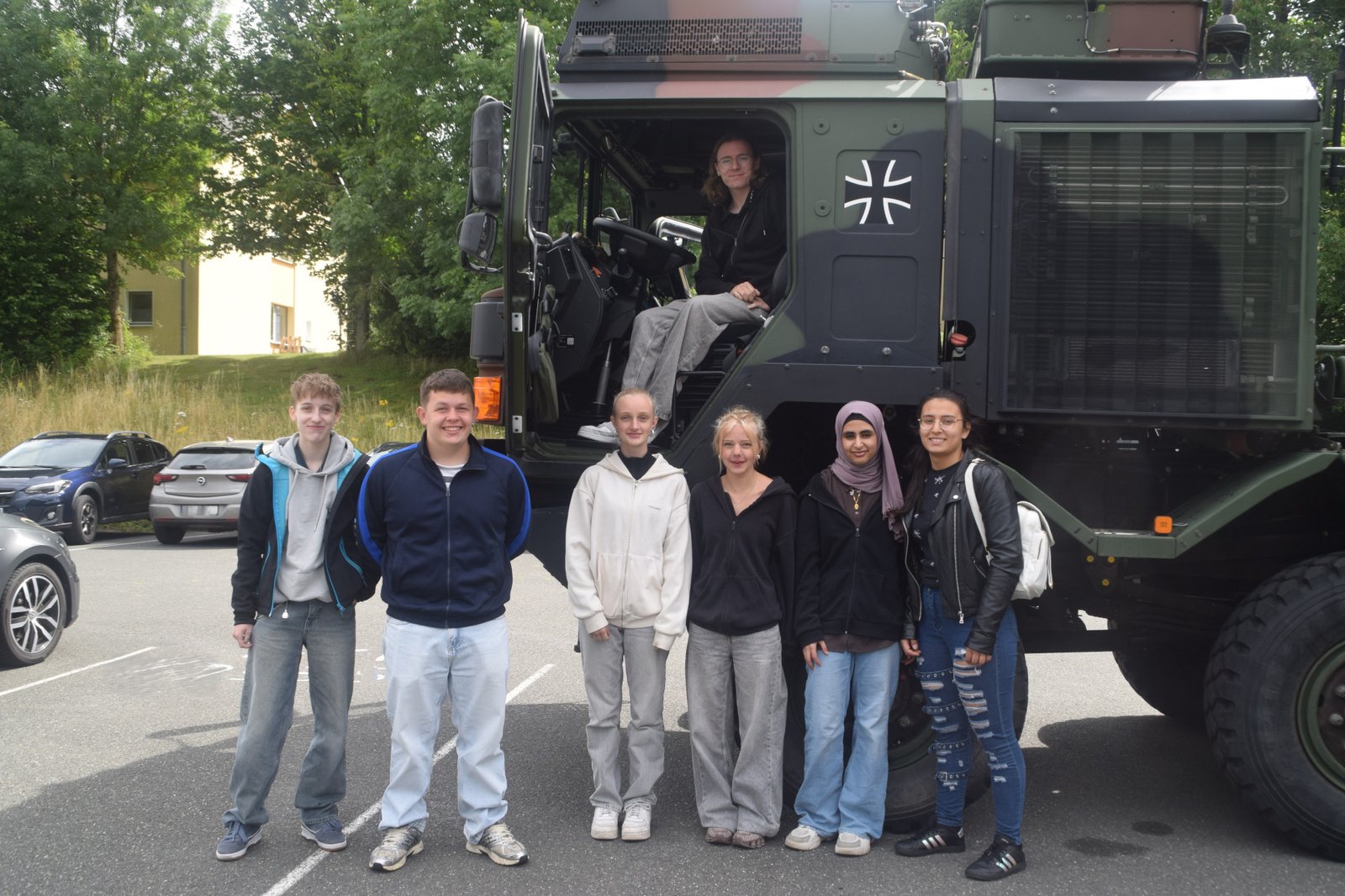 Der Schulsanitätsdienst des Rivius Gymnasiums erlebt einen praxisnahen Tag bei der Bundeswehr in Rennerod 1 ssd fahrt eine kleingruppe erkundet bw fahrzeuge