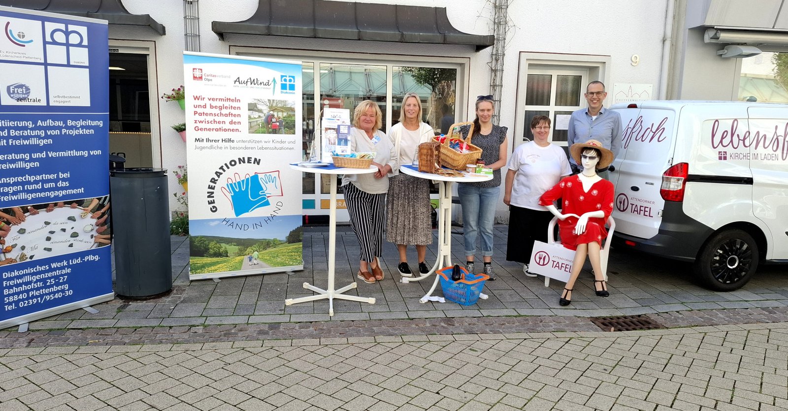 „lebensfroh“ und Freiwilligenzentrale auf dem Wochenmarkt 1 stand auf dem markt